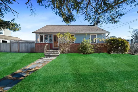 45 Parliament Pl, North Babylon, NY 11703