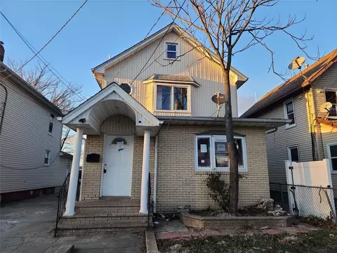 79 Grove St, Hempstead, NY 11550