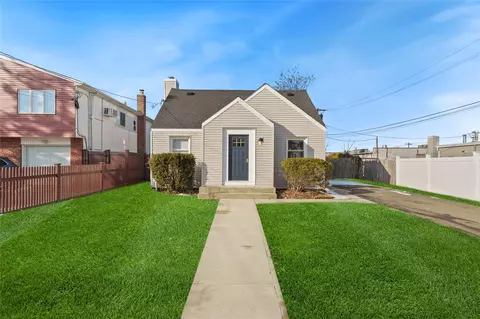 9 Carman Blvd, Massapequa, NY 11758