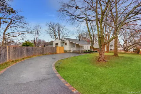 21 Chimney Ln, Bay Shore, NY 11706