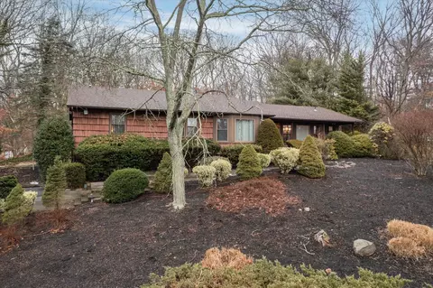 3 Calumet Ct, Dix Hills, NY 11746