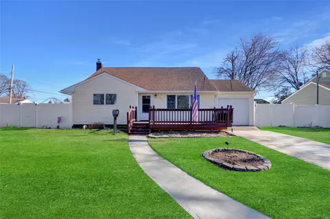 23 Durhamoc Ln, North Babylon, NY 11703