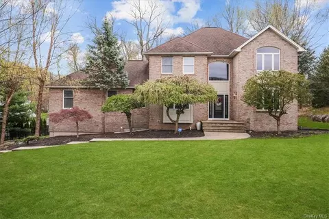 18 Dickens St, Stony Point, NY 10980