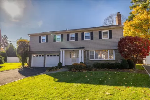 2 Cash Ln, Rockville Centre, NY 11570