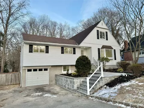 81 Boxwood Dr, Kings Park, NY 11754