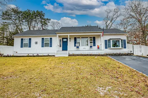 4 Swain Ct, Coram, NY 11727