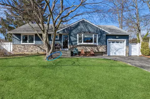 3 Larry Dr, Commack, NY 11725