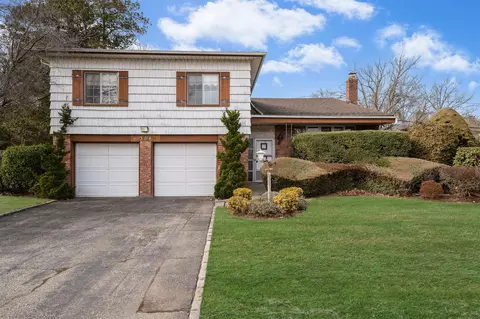 354 Elm Dr, North Hempstead, NY 11576