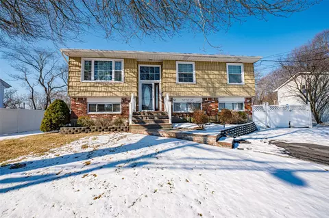 888 Pine Ave, West Islip, NY 11795
