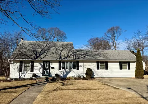 83 Heathcote Rd, Lindenhurst, NY 11757
