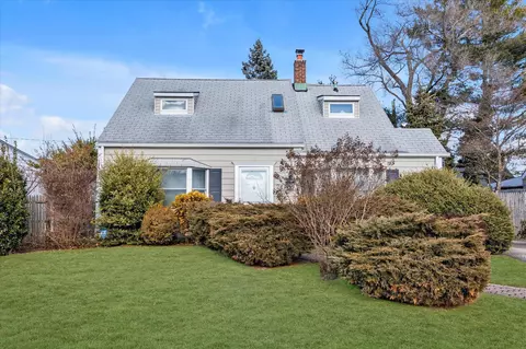 25 Moss Ln, Levittown, NY 11756