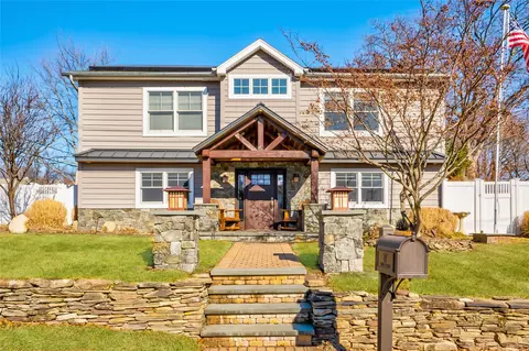 17 West St, Northport, NY 11768