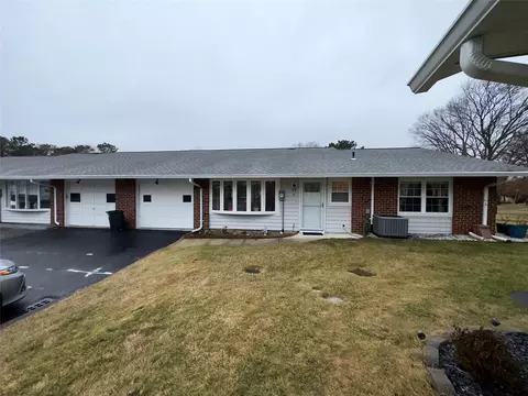 92 Enfield Ct #A, Ridge, NY 11961