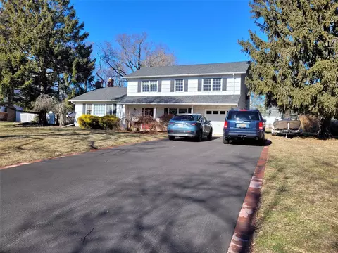 15 Delmar Ln, Commack, NY 11725