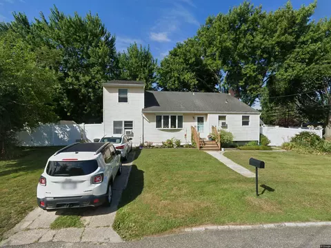 1 Dennis Dr, Lake Ronkonkoma, NY 11779