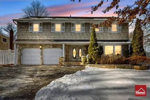 30 Lynwood Dr, Westbury, NY 11590