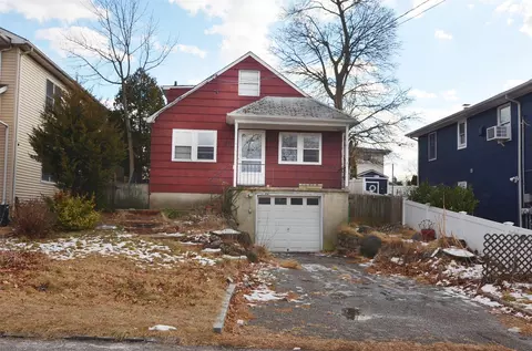 42 Mohegan Ave, North Hempstead, NY 11050