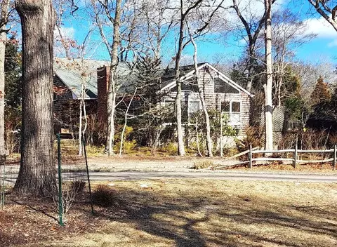 10 E Pond Ln, Southampton, NY 11968