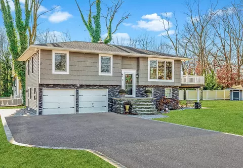 2 Argyle Pl, Smithtown, NY 11787