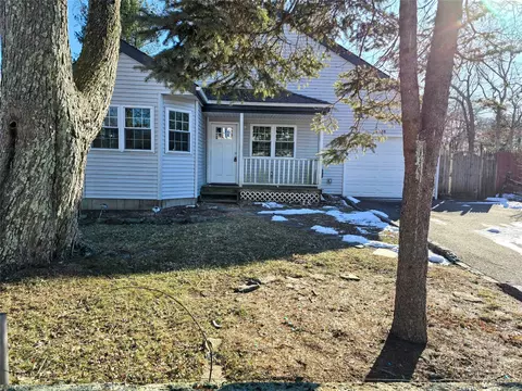 18 Delamere St, Huntington, NY 11743