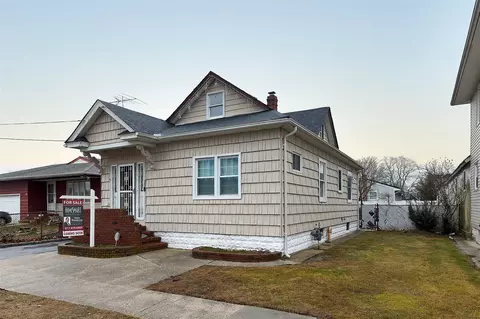 150 Vespucci Ave, Copiague, NY 11726