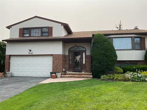 20 Lake Ct, Massapequa, NY 11758