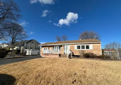 49 Franklin St, Brentwood, NY 11717