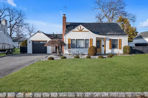 43 Foster Blvd, Babylon, NY 11702