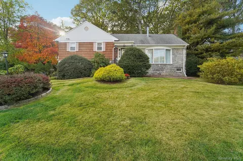 24 Pamela Ln, New Rochelle, NY 10804