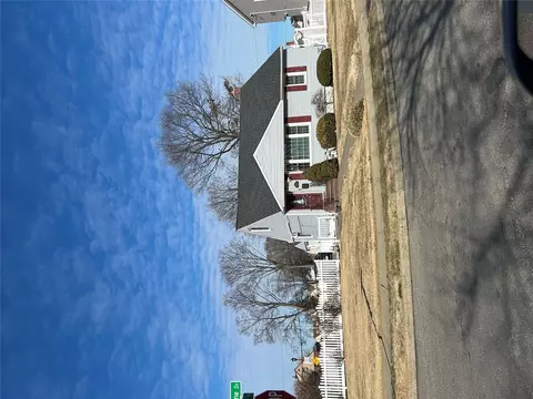 1096 Shelburne Dr, Franklin Square, NY 11010