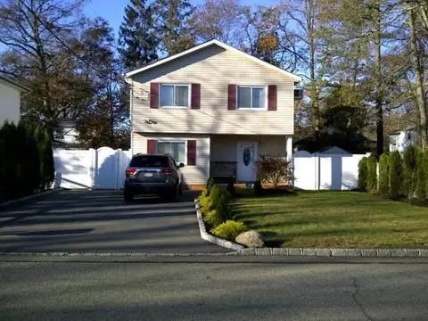 11 Robinson Dr, Shirley, NY 11967