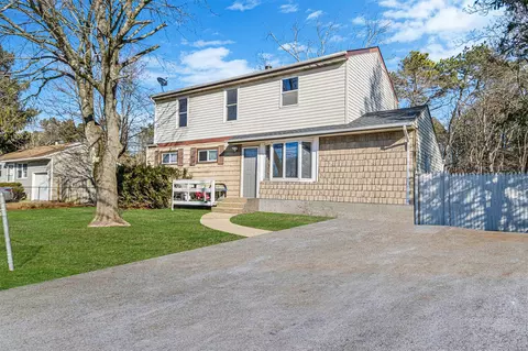 823 Walker Ave, Bellport, NY 11713