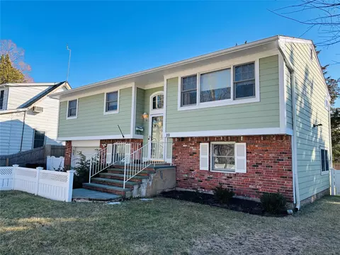 22 Bell Ln, Bayville, NY 11709