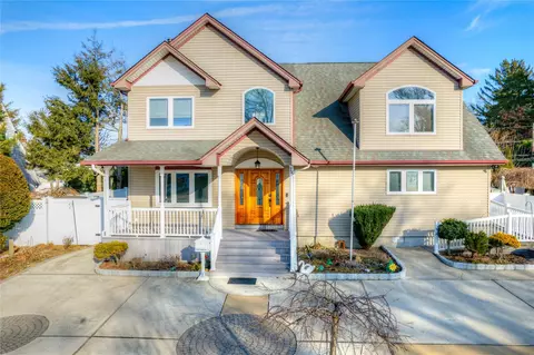 15 Palm Ln, North Hempstead, NY 11590