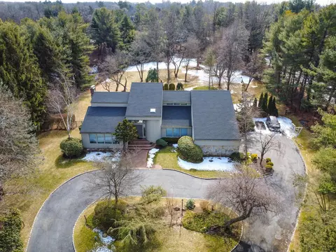 1 Meadowlark Ln, Oyster Bay, NY 11771