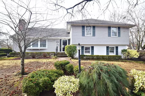 505 S 1st St, Lindenhurst, NY 11757