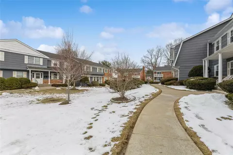 33 Doxbury Ln, Ramapo, NY 10901