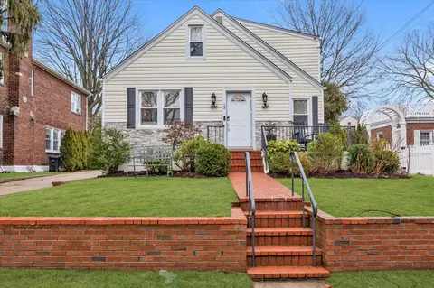 13 Fairfield Ave, North Hempstead, NY 11050