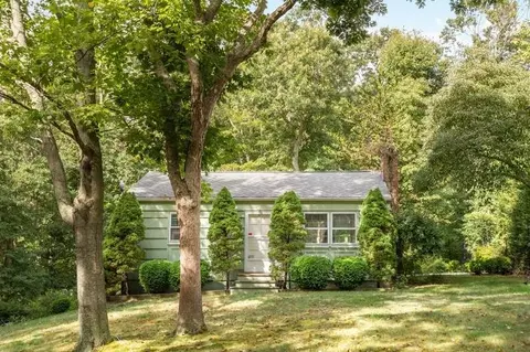 9 Shadyrest Dr, Sag Harbor, NY 11963