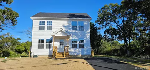 407 Floyd Rd S, Shirley, NY 11967