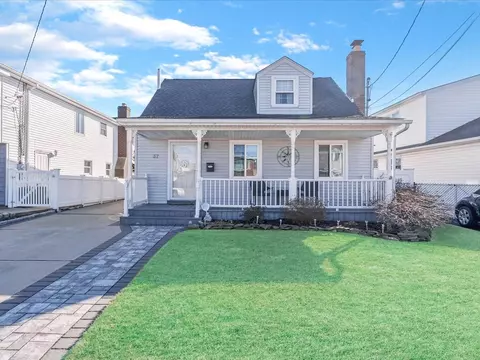 37 W Granada Ave, Lindenhurst, NY 11757