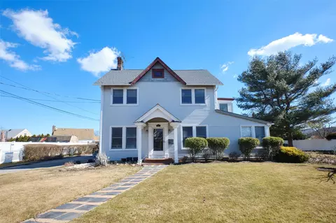 487 S Bayview Ave, Freeport, NY 11520