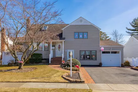 73 Eastgate Rd, Massapequa Park, NY 11762