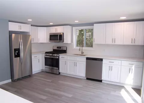 1 Hampton Rd, Shirley, NY 11967