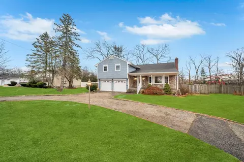 60 Higgins St, North Babylon, NY 11703