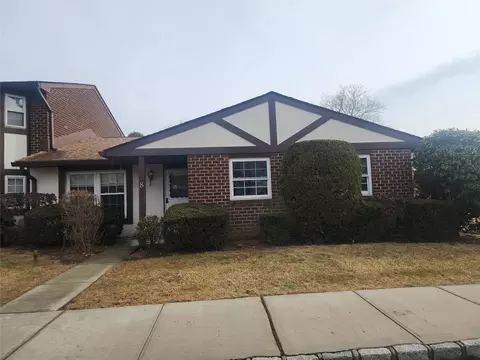 8 Oak Park Ct, Deer Park, NY 11729