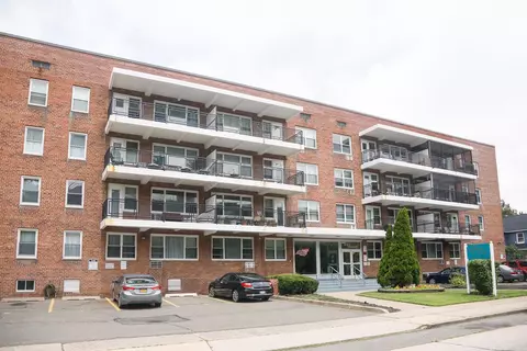 100 Randall Ave #2J, Freeport, NY 11520