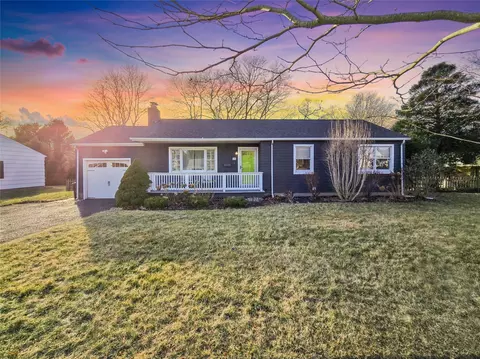 18 Gen Mclean Dr, Bellport, NY 11713