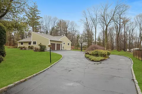 698 Bear Ridge Rd, Mount Pleasant, NY 10570