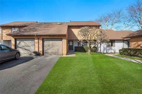 92 Scarlett Dr, Commack, NY 11725